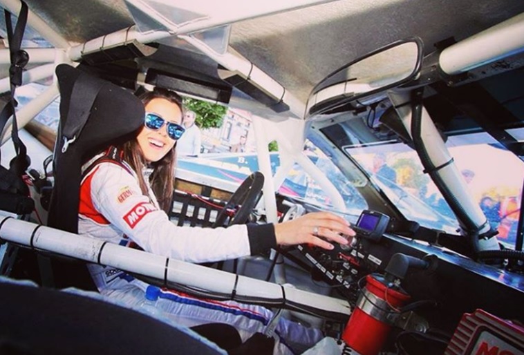 Gabriela Prado testa carro da Fórmula Vee