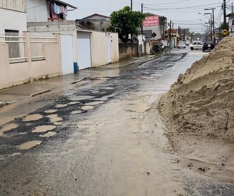 Alto volume de chuva interrompe temporariamente obras de esgoto no bairro Cidade Nova