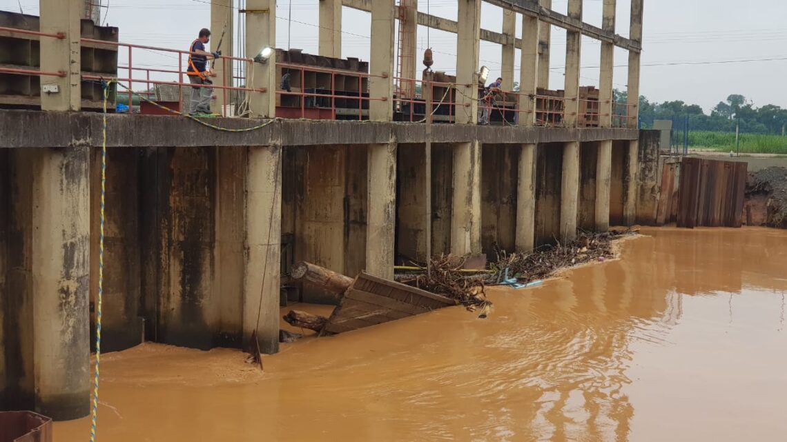 Alto volume de turbidez no Rio Itajaí-Mirim faz Semasa paralisar captação