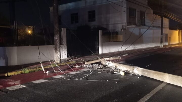 Carro derruba poste e deixa bairro São João sem luz