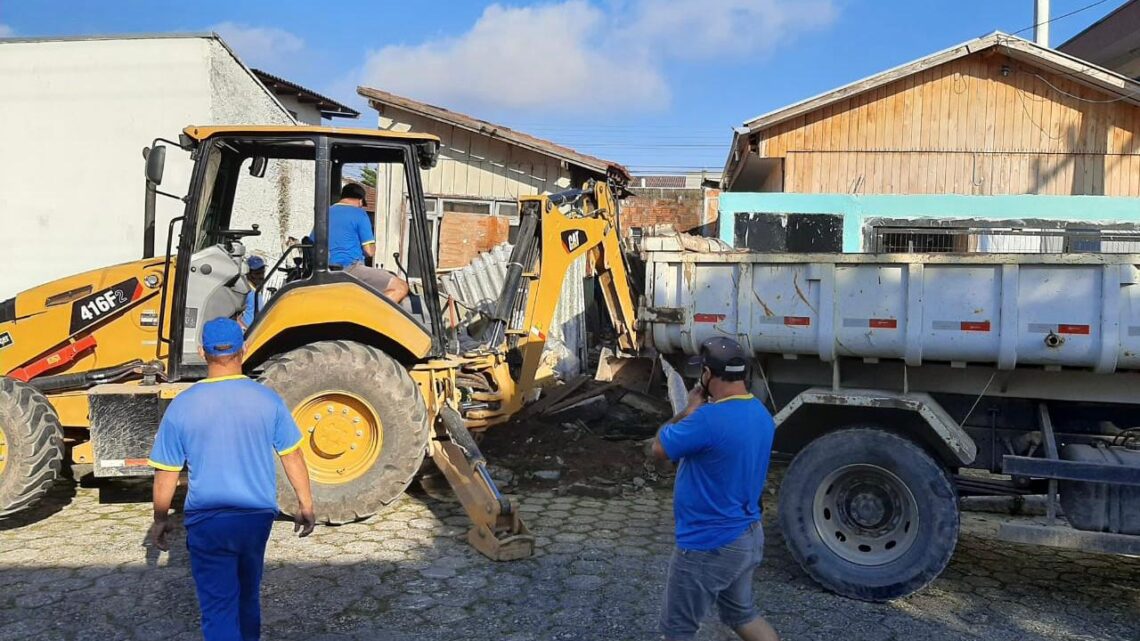 Casa com suspeita de criadouro de mosquitos de dengue é limpa em Itajaí