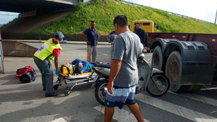 Caminhão corta frente de moto na Itaipava