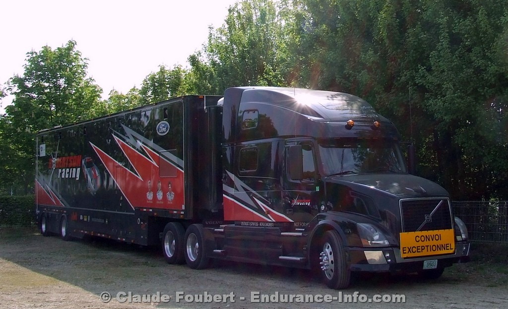 Robertson Racing com caminhão e tudo em Le Mans