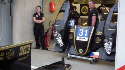 Carros da equipe Lotus apreendidos em Le Mans.