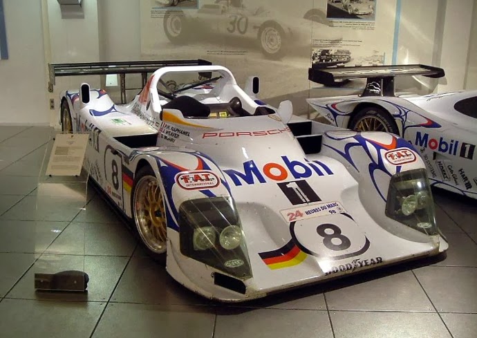 ersão 1998 ao lado do 911 GT1 no museu Porsche.
