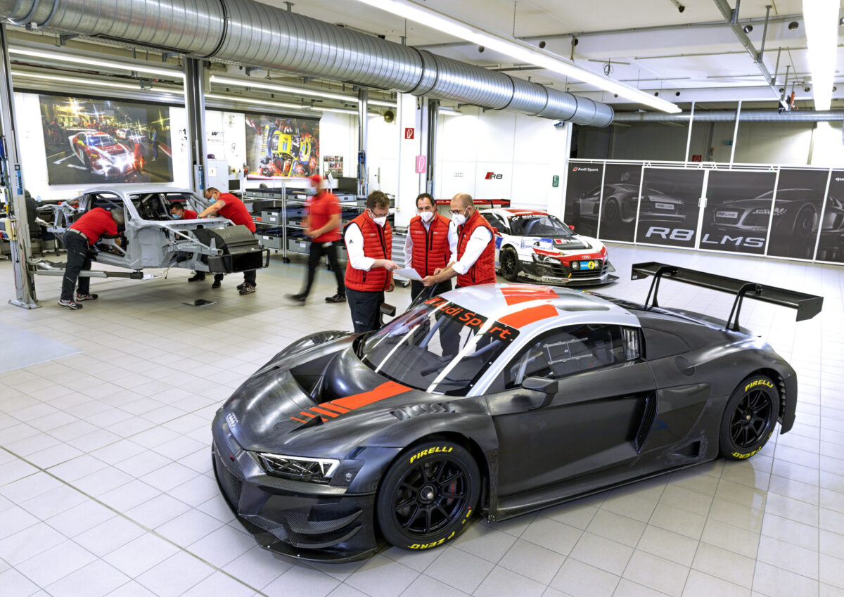 Audi comemora recorde de vendas do R8 LMS GT3