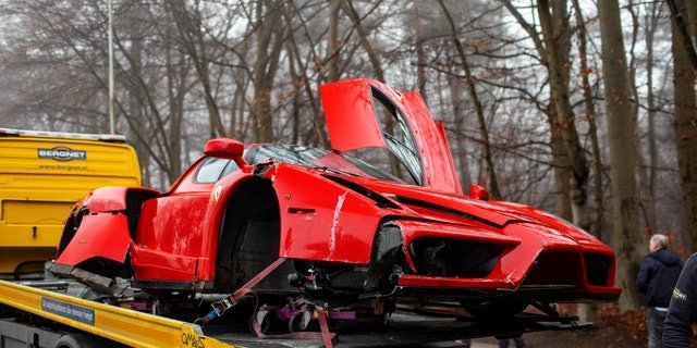 Mecânico destrói Ferrari Enzo durante testes