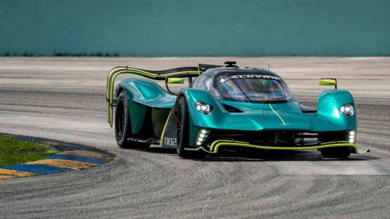 Aston Martin inicia testes com o Valkyrie para o WEC