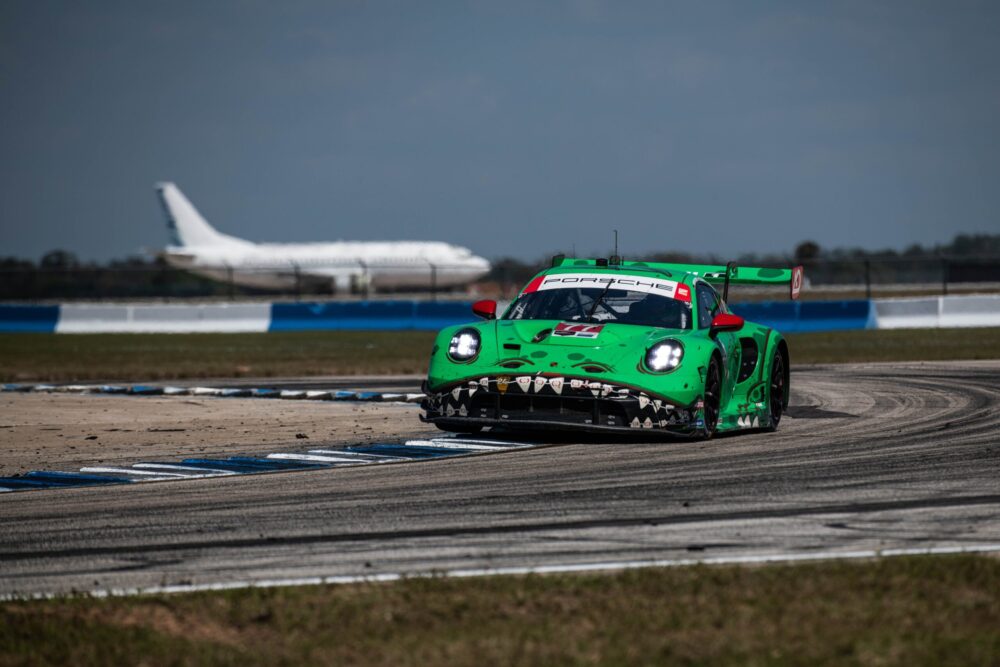 A AO Racing conquistou a vitória na classe GTD Pro das Doze Horas Mobil 1 de Sebring, com Laurin Heinrich superando Max Hesse, da Paul Miller Racing, em uma disputa emocionante na reta final da corrida. Heinrich, que dividiu o Porsche 911 GT3 R nº 77 com Klaus Bachler e Alessio Picariello, travou uma batalha intensa com Hesse pelo primeiro lugar. O alemão conseguiu ultrapassar o BMW M4 GT3 EVO nº 48 nas curvas 4 e 5, a 70 minutos do fim, e segurou a posição após uma última relargada causada por um furo no pneu do Mercedes-AMG GT3 Evo nº 80 da Lone Star Racing. Heinrich cruzou a linha de chegada com 4,371 segundos de vantagem sobre Hesse. Essa foi a primeira vitória da AO Racing em um grande clássico de resistência, enquanto a Porsche voltou ao topo do pódio do GTD Pro em Sebring pela primeira vez desde o triunfo da Pfaff Motorsports em 2023. Durante toda a corrida, AO Racing e Paul Miller Racing se mantiveram na liderança da categoria. O BMW nº 48 assumiu a ponta quando Dan Harper superou Dennis Olsen, da Ford Multimatic Motorsports, nas primeiras horas da noite. No entanto, ao passar o comando do carro para Max Hesse, o alemão logo se viu pressionado por Heinrich. Com a ultrapassagem sobre Hesse, o Porsche nº 77 abriu uma vantagem de sete segundos, posteriormente eliminada pela bandeira amarela. No entanto, Heinrich manteve o controle e garantiu a vitória. Hesse, Harper e Jesse Krohn ficaram com a segunda colocação, seguidos pelo BMW nº 1 de Madison Snow, Neil Verhagen e Connor De Phillippi. A DragonSpeed terminou em quarto com a Ferrari 296 GT3 nº 81, pilotada por Albert Costa, Davide Rigon e Giacomo Altoe, que havia conquistado a pole na categoria. Os Ford Mustang GT3 ficaram em quinto e sexto, com a máquina nº 64 de Seb Priaulx, Mike Rockenfeller e Ben Barker liderando a dupla. Apesar da disputa acirrada, poucos carros do GTD Pro enfrentaram problemas graves. A Vasser Sullivan foi a equipe mais prejudicada, com seu Lexus RC F GT3 nº 14 de Jose Maria Lopez, Aaron Telitz e Kyle Kirkwood sofrendo danos após um toque com o BMW nº 48, ficando várias voltas atrás. Os Chevrolet Corvette Z06 GT3.R da Corvette Racing by Pratt Miller Motorsports também tiveram dificuldades. O carro nº 3 perdeu tempo devido a uma barra de direção quebrada e problemas de sensor, enquanto o nº 4 enfrentou falhas nos sensores de monitoramento da pressão dos pneus. A Pfaff Motorsports viu sua participação na prova ser interrompida precocemente quando o sensor de torque do Lamborghini Huracan GT3 EVO2 nº 9 apresentou defeito, exigindo reparos. Winward Racing vence na classe GTD Na classe GTD, a Winward Racing defendeu com sucesso seu título em Sebring, com Philip Ellis superando Jack Hawksworth, da Vasser Sullivan, nos minutos finais da corrida. Ellis, ao volante do Mercedes-AMG GT3 Evo nº 57, realizou uma ultrapassagem decisiva sobre o Lexus nº 12 de Hawksworth na Curva 5, faltando menos de quinze minutos para o fim. A manobra ocorreu após Hawksworth ser retardado por um dos Corvettes do GTD Pro, permitindo que Ellis se posicionasse por dentro. Os carros se tocaram, resultando em uma leve escapada de pista de Hawksworth, o que consolidou a liderança do piloto da Winward Racing. Ellis, junto com Russell Ward e Indy Dontje, garantiu sua segunda vitória consecutiva na clássica prova de resistência. A conquista veio após uma performance de recuperação, já que a equipe precisou superar uma penalidade de drive-through por uma infração cometida por um dos mecânicos nos boxes. Hawksworth, ao lado de Parker Thompson e Frankie Montecalvo, terminou em segundo, enquanto o Aston Martin Vantage GT3 Evo nº 27 da Heart of Racing Team completou o pódio da categoria.