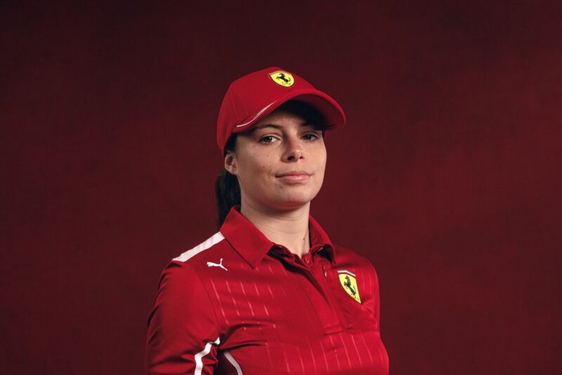 Ferrari renova com Lilou Wadoux: francesa amplia vínculo com Maranello